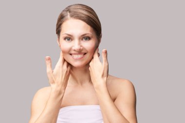 Elleri ile doğal güzellik portre. Kozmetoloji olgun kadın yüz. Kozmetik krem. Cilt bakımı. Zarif kız