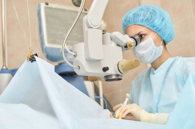 Oftalmoloji lazer mikroskop operasyonu. Klinikte doktor. Hasta göz tedavisi. Miyopi ve katarakt giderme