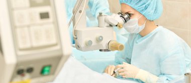 Oftalmoloji lazer mikroskop operasyonu. Klinikte doktor. Hasta göz tedavisi. Miyopi ve katarakt giderme
