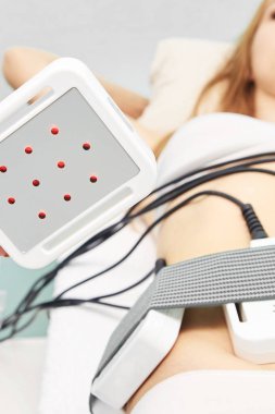 Lazer yağ aldırma ekipmanı. Kozmetik yağ tedaviyi azaltır. Ecza salonundaki kadın. Selülit önleme prosedürü