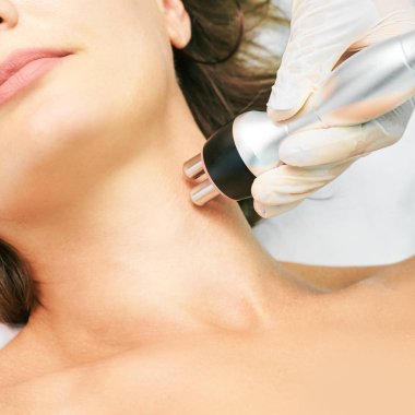 Dermatoloji cilt bakımı yüz terapisi. Tıbbi spa anto kırışıklıkprosedürü. Kadın gençleşmeyle karşı karşıya. Tatlı kız. Rf kozmetik ekipmanları. Çene ve boyun