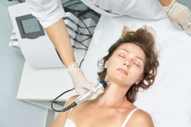 Dermatoloji cilt bakımı yüz terapisi. Tıbbi spa anto kırışıklıkprosedürü. Kadın gençleşmeyle karşı karşıya. Tatlı kız. Rf kozmetik ekipmanları. Çene ve boyun
