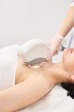 Lazer elos tıbbi cihaz. İstenmeyen kıl ve asterikleri kaldırın. Kuaförde kozmetoloji spa prosedürü. Lazer depilasyonu