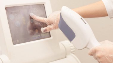 Lazer elos tıbbi cihaz. İstenmeyen kıl ve asterikleri kaldırın. Kuaförde kozmetoloji spa prosedürü. Depilasyon ekipmanı