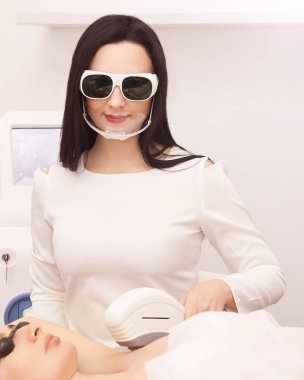 Lazer elos tıbbi cihaz. İstenmeyen kıl ve asterikleri kaldırın. Kuaförde kozmetoloji spa prosedürü. Doktor lazer epilasyonu. Mükemmel tedavi