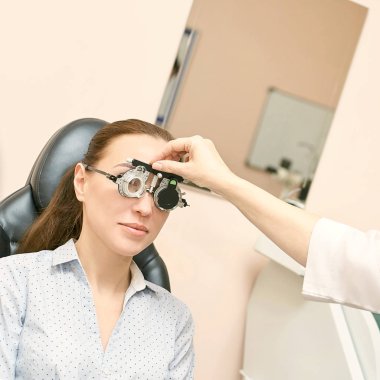 Göz oftalmolog muayenesi. Görme geri kazanımı. Astigmatizma kontrol kavramı. Oftalmoloji diagmostic cihaz. Klinikte güzellik kız portre