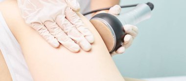 Cavitation RF vücut tedavisi. Kadın ultra ses lipo makinesi. Spa hatları. Doktor elleri
