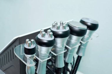 Mükemmel vücut telsizi tedavisi. Spa 'daki kadın. Doktor eli ve kız vücudu. RF kozmetoloji kaldırma