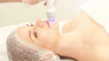 Cilt bakımı cilt bakımı terapisi. Tıbbi spa anto kırışıklık prosedürü. Kadın gençleşmeyle karşı karşıya. Güzel kız. Rf kozmetik ekipmanı