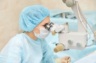 Oftalmoloji lazer mikroskop operasyonu. Klinikte doktor. Hasta göz tedavisi. Miyopi ve katarakt giderme
