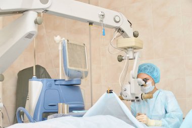 Oftalmoloji lazer mikroskop operasyonu. Klinikte doktor. Hasta göz tedavisi. Miyopi ve katarakt giderme