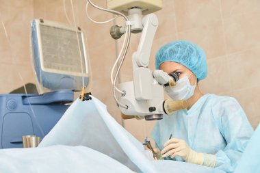 Oftalmoloji lazer mikroskop operasyonu. Klinikte doktor. Hasta göz tedavisi. Miyopi ve katarakt giderme