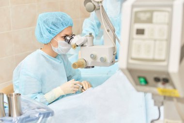 Oftalmoloji lazer mikroskop operasyonu. Klinikte doktor. Hasta göz tedavisi. Miyopi ve katarakt giderme
