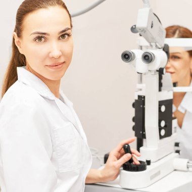 Göz oftalmolog muayenesi. Görme geri kazanımı. Astigmatizma kontrol kavramı. Oftalmoloji diagmostic cihaz. Klinikte güzellik kız portre