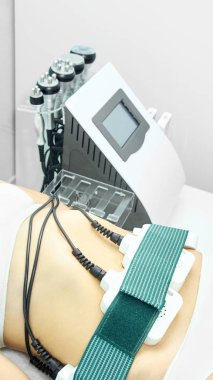 Lazer yağ aldırma ekipmanı. Kozmetik yağ tedaviyi azaltır. Ecza salonundaki kadın. Selülit önleme prosedürü