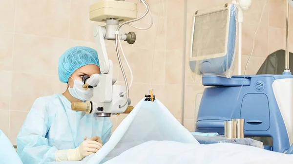 Oftalmologi laser Mikroskop drift. Läkare i kliniken. Patientens ögonbehandling. Myopi och katarakt avlägsnande — Stockfoto