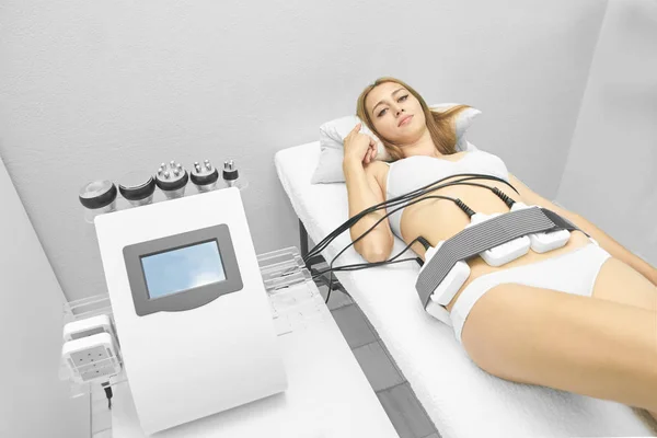 Laserowy sprzęt do liposukcji. Tłuszcz kosmetyczny zmniejsza leczenie. Kobieta w salonie medycznym. Procedura antycellulitowa — Zdjęcie stockowe