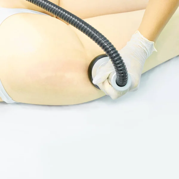 Dispositivo de masaje al vacío. Tratamiento anticelulítico de corrección corporal. Aparato de pérdida de peso. Mujer y médico en el salón de medicina — Foto de Stock