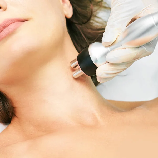 Dermatologia cura della pelle terapia facciale. Terapia medica per le rughe procedura. Le donne affrontano il ringiovanimento. Bella ragazza. Attrezzatura cosmetica Rf. Mento e collo — Foto Stock