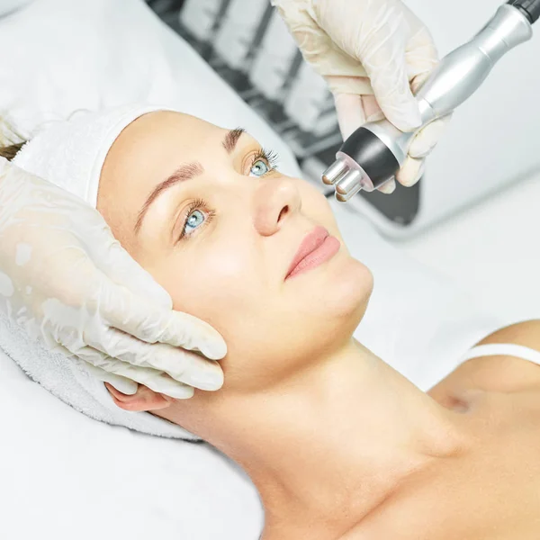 Dermatologi hudvård ansiktsterapi. Medicinsk spa anto rynkor förfarande. Kvinnan står inför föryngring. Söt flicka. Utrustning för Rf-kosmetiker — Stockfoto