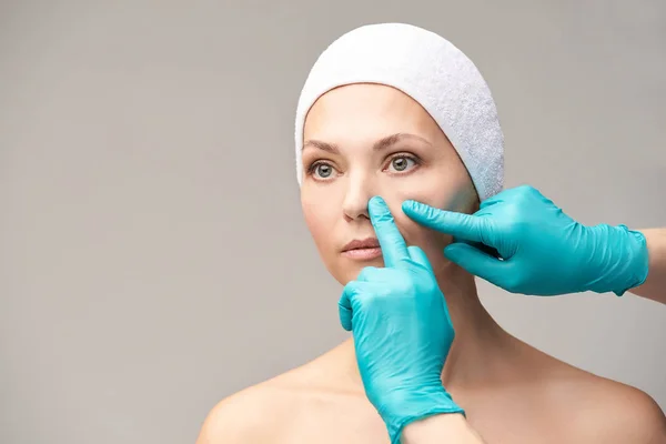 Derma femenina rejuvenecer el tratamiento. El doctor en guantes toca la cara de mujer. Cosmetología bastante retrato. Paciente con inyección de Nosr facial —  Fotos de Stock