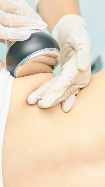 Cavitación rf tratamiento corporal. Máquina de liposucción de sonido ultra femenino. Spa contorneando. Médico manos — Foto de Stock