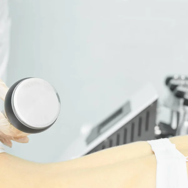 Cavitation rf body treatment. Ženské ultrazvukové liposukce. Lázeňská kontura. Lékařské ruce — Stock fotografie