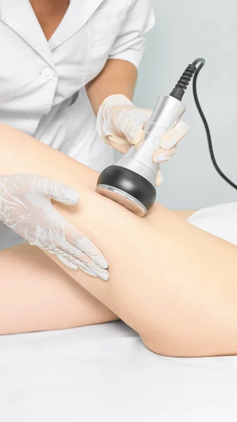 Cavitation rf body treatment. Ženské ultrazvukové liposukce. Lázeňská kontura. Lékařské ruce — Stock fotografie