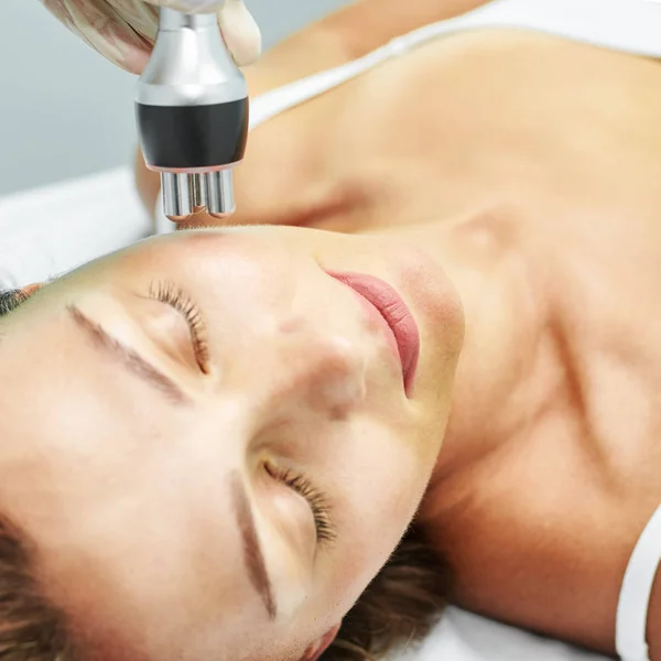 Dermatologi hudvård ansiktsterapi. Medicinsk spa anto rynkor förfarande. Kvinnan står inför föryngring. Söt flicka. Utrustning för Rf-kosmetiker — Stockfoto