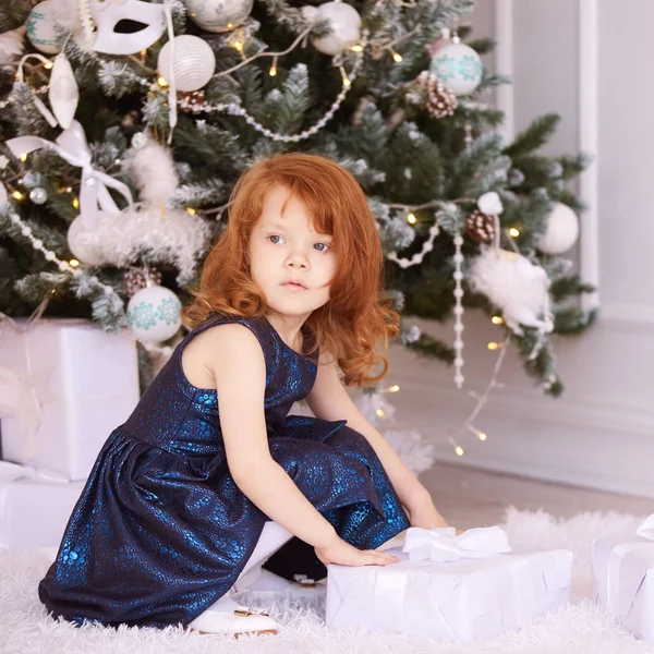 Κοκκινομάλλα. Λευκό φόντο. Μπλε φόρεμα. Χριστουγεννιάτικο δώρο — Φωτογραφία Αρχείου