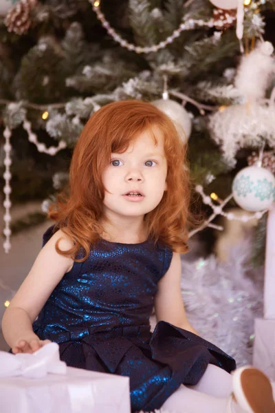 Маленькая девочка. Рождественский интерьер Рыжие волосы. Вертикаль — стоковое фото