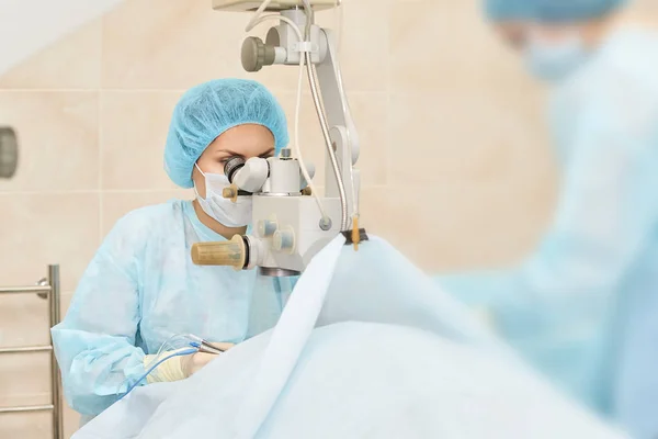Operazione al microscopio laser oftalmologico. Dottore in clinica. Trattamento oculare paziente. Miopia e rimozione della cataratta — Foto Stock