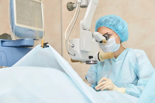 Operação de microscópio a laser oftalmológico. Doutor na clínica. Tratamento ocular do paciente. Miopia e remoção de catarata — Fotografia de Stock