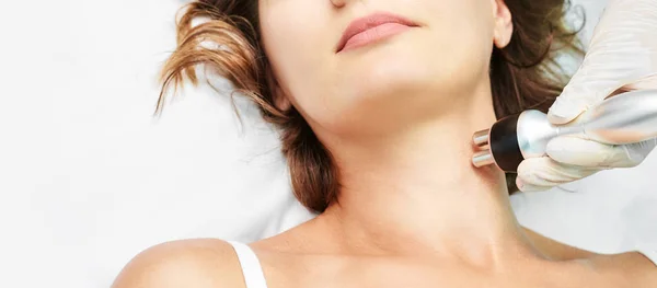 Dermatologia cura della pelle terapia facciale. Terapia medica per le rughe procedura. Le donne affrontano il ringiovanimento. Bella ragazza. Attrezzatura cosmetica Rf. Mento e collo — Foto Stock