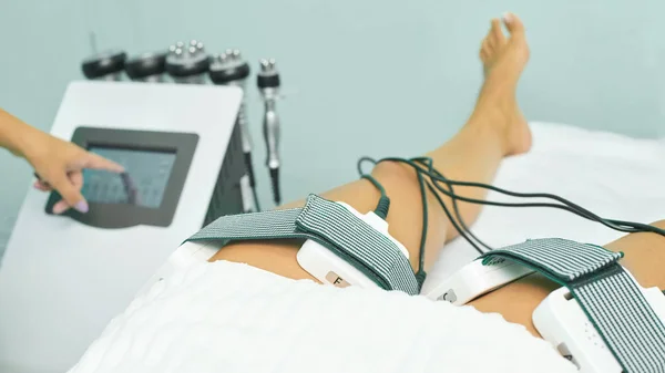 Équipement de lipo laser. La graisse cosmétique réduit le traitement. Femme dans le salon de médecine. Procédure anti-cellulite — Photo