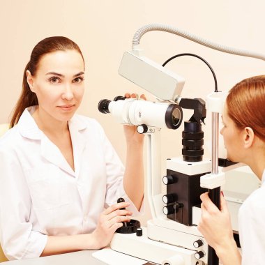 Optisyen kadın hastayla birlikte göz doktoru. Göz bakımı tıbbi teşhisi. Göz kapağı tedavisi