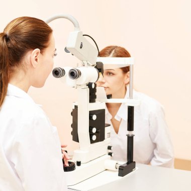 Optisyen kadın hastayla birlikte göz doktoru. Göz bakımı tıbbi teşhisi. Göz kapağı tedavisi