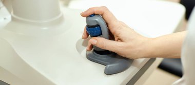 Optisyen kadın hastayla birlikte göz doktoru. Göz bakımı tıbbi teşhisi. Göz kapağı tedavisi