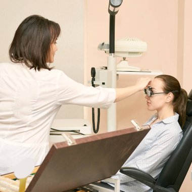 Optisyen kadın hastayla birlikte göz doktoru. Göz bakımı tıbbi teşhisi. Göz kapağı tedavisi