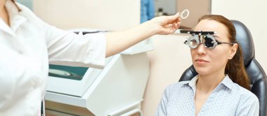 Optisyen kadın hastayla birlikte göz doktoru. Göz bakımı tıbbi teşhisi. Göz kapağı tedavisi