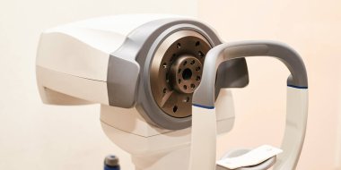 Optisyen kadın hastayla birlikte göz doktoru. Göz bakımı tıbbi teşhisi. Göz kapağı tedavisi