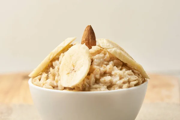 Tazón de desayuno de avena. Alimento sano ecológico con pasas de frutas confitadas, frutos secos, plátano —  Fotos de Stock