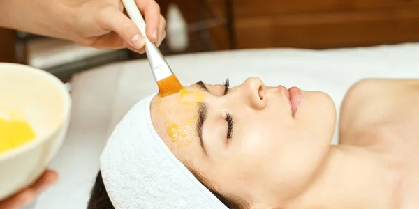 Química facial y la piel del cuerpo. Tratamiento del acné de cosmetología. Chica joven en el salón de spa médico — Foto de Stock