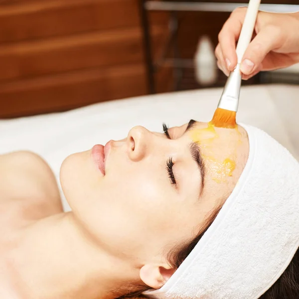 Química facial y la piel del cuerpo. Tratamiento del acné de cosmetología. Chica joven en el salón de spa médico — Foto de Stock