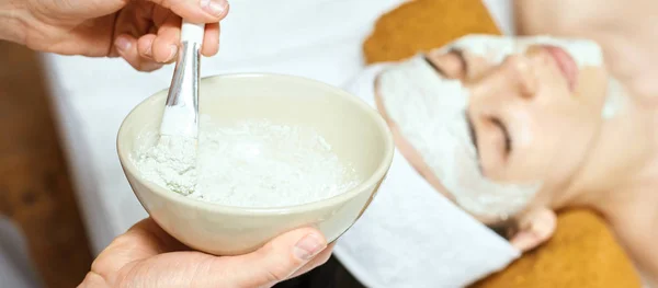 Máscara de piel facial química. Tratamiento del acné de cosmetología. Chica joven en el salón de spa médico. Cepillo. Cara de ácido frutal. Peeling sensible —  Fotos de Stock