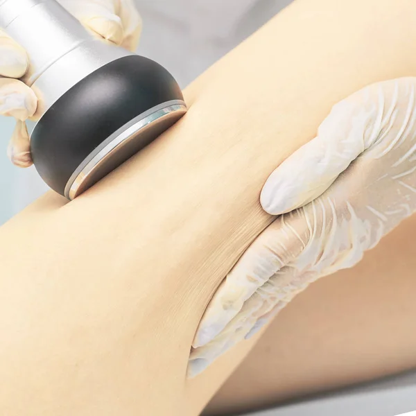Cavitation rf body treatment. Female ultra sound lipo machine. Spa contouring. Doctor hands — Stock Photo, Image