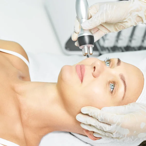 Dermatologie soins de la peau thérapie faciale. Procédure de rides anto spa médical. Le rajeunissement du visage des femmes. Jolie fille. Équipement cosmétique Rf — Photo