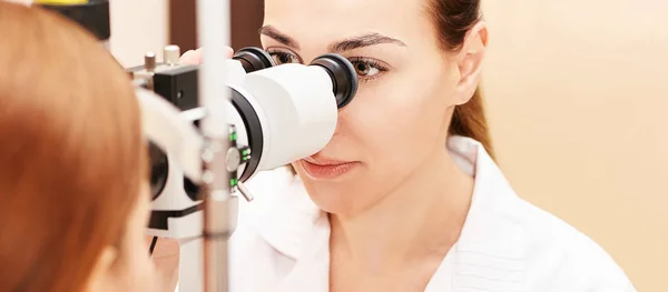 Oftalmólogo médico en laboratorio óptico examen con paciente femenino. Diagnóstico médico del cuidado ocular. Tratamiento de párpados —  Fotos de Stock