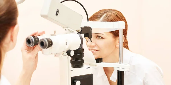 Ophtalmologiste médecin en laboratoire d'opticien examen avec patiente. Diagnostic médical des yeux. Traitement des paupières — Photo