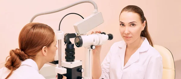 Ophtalmologiste médecin en laboratoire d'opticien examen avec patiente. Diagnostic médical des yeux. Traitement des paupières — Photo